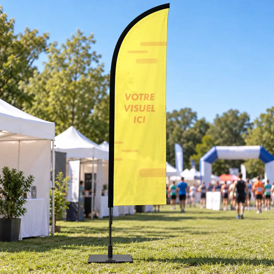 Oriflamme plume 3,08 m personnalisable sur un événement sportif en plein air