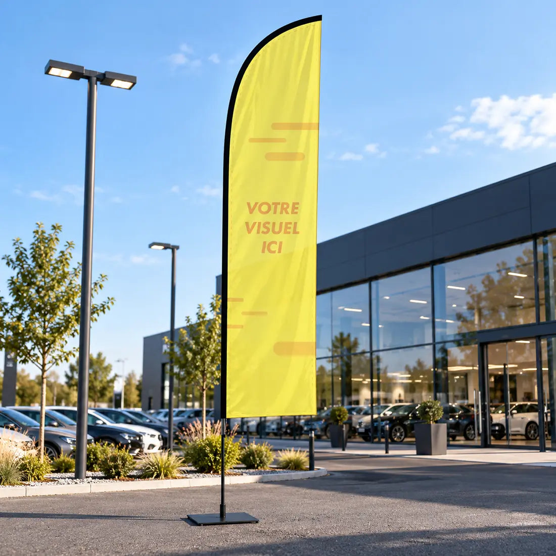 Oriflamme plume 4,65 m personnalisable sur le parking d'une concession