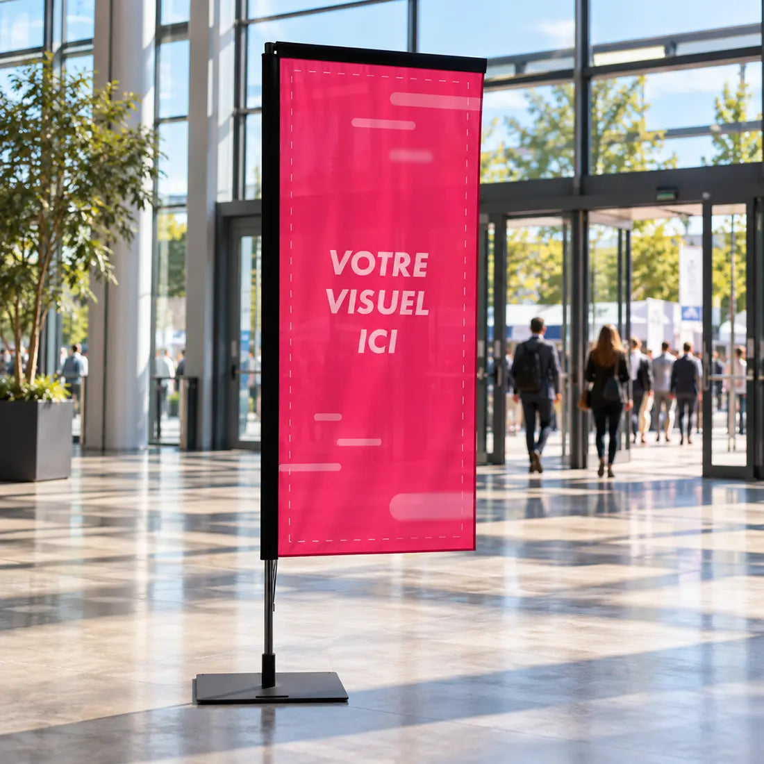 Oriflamme rectangle 1,94 m personnalisable dans un hall d'accueil